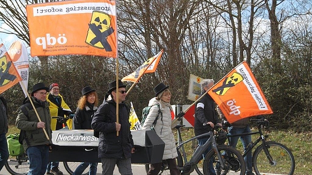 Die ÖDP trägt symbolisch Neckarwestheim II zu Grabe