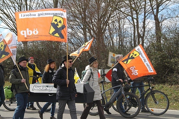 Die ÖDP trägt symbolisch Neckarwestheim II zu Grabe