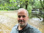 Julian Aicher unterhalb des Stauwehrs seiner Kleinwasserkraftanlage in Leutkirch-Rotismühle