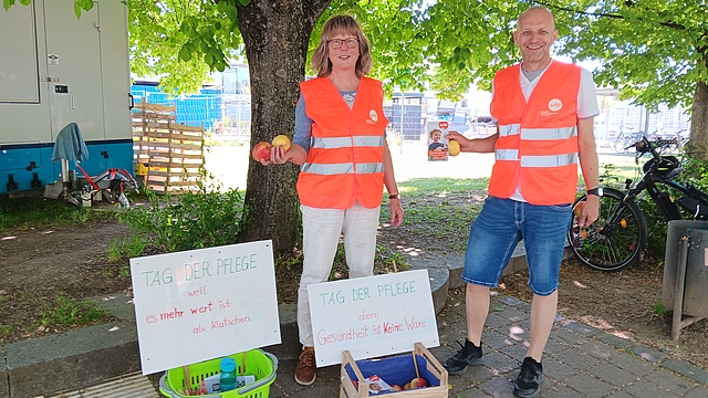 Mitglieder der ÖDP Heilbronn mit Äpfeln in Kisten zur Verteilung