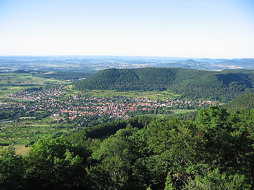 Blick von der Schwäbischen Alb auf Gönningen und Reutlingen