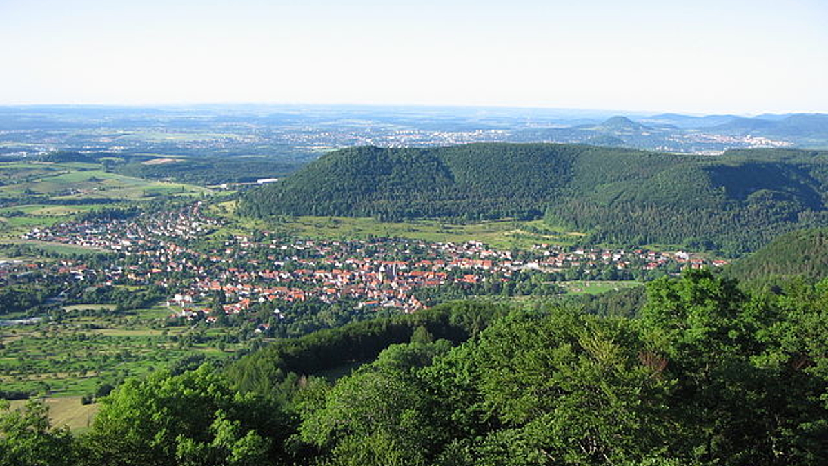 Blick von der Schwäbischen Alb auf Gönningen und Reutlingen